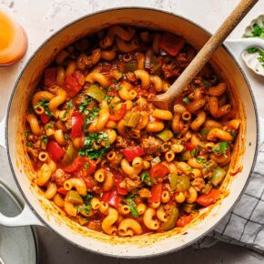 Veganes Nudelgulasch mit Tofu-Hack