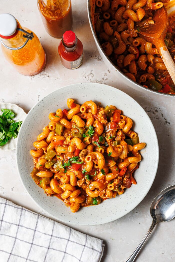 Veganes Nudelgulasch mit Tofu-Hack