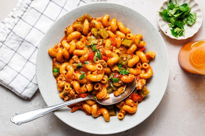 Veganes Nudelgulasch mit Tofu-Hack
