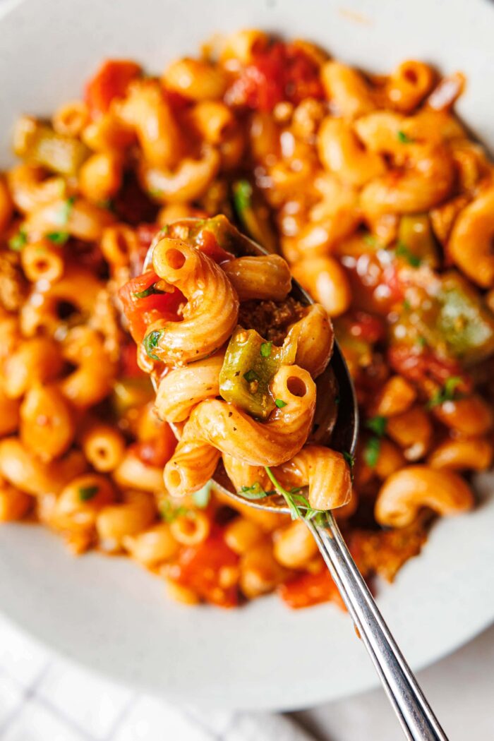 Nudelgulasch auf einem Löffel