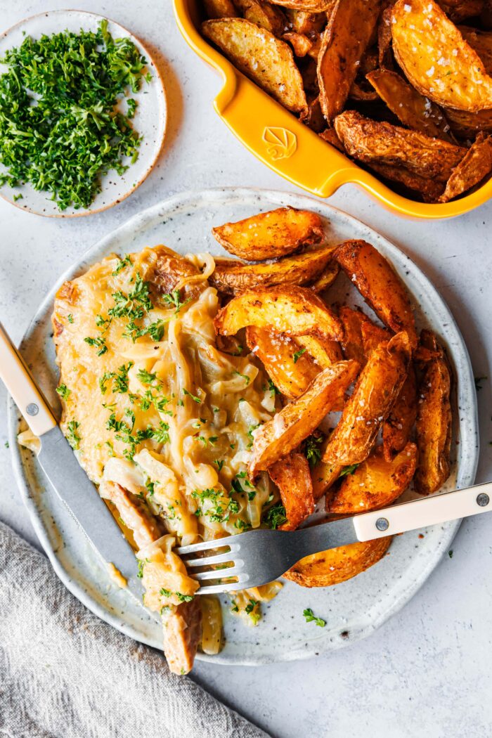 Angeschnittenes, veganes Zwiebel-Sahne-Schnitzel aus Seitan