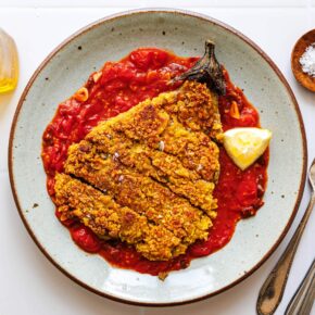 Auberginen-Schnitzel mit Cornflakes-Panade und Tomatensauce
