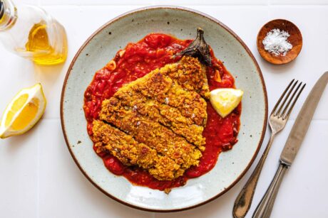 Auberginen-Schnitzel mit Cornflakes-Panade und Tomatensauce