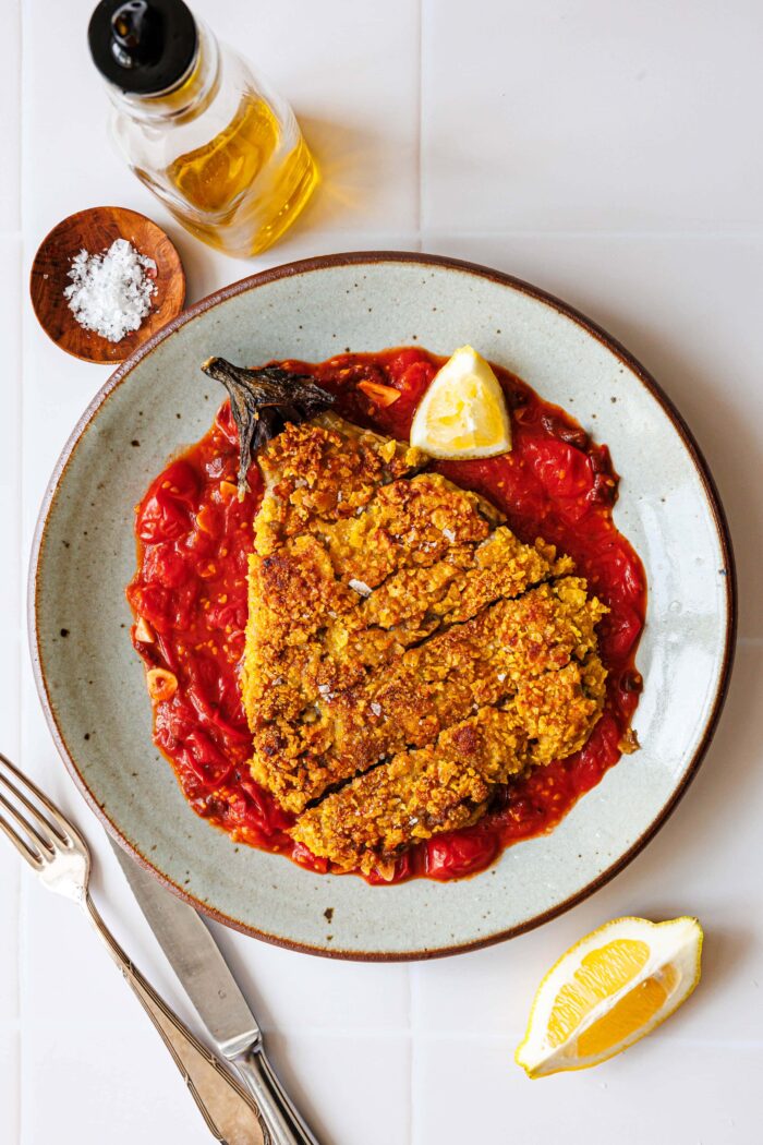 Auberginen-Schnitzel mit Cornflakes-Panade und Tomatensauce