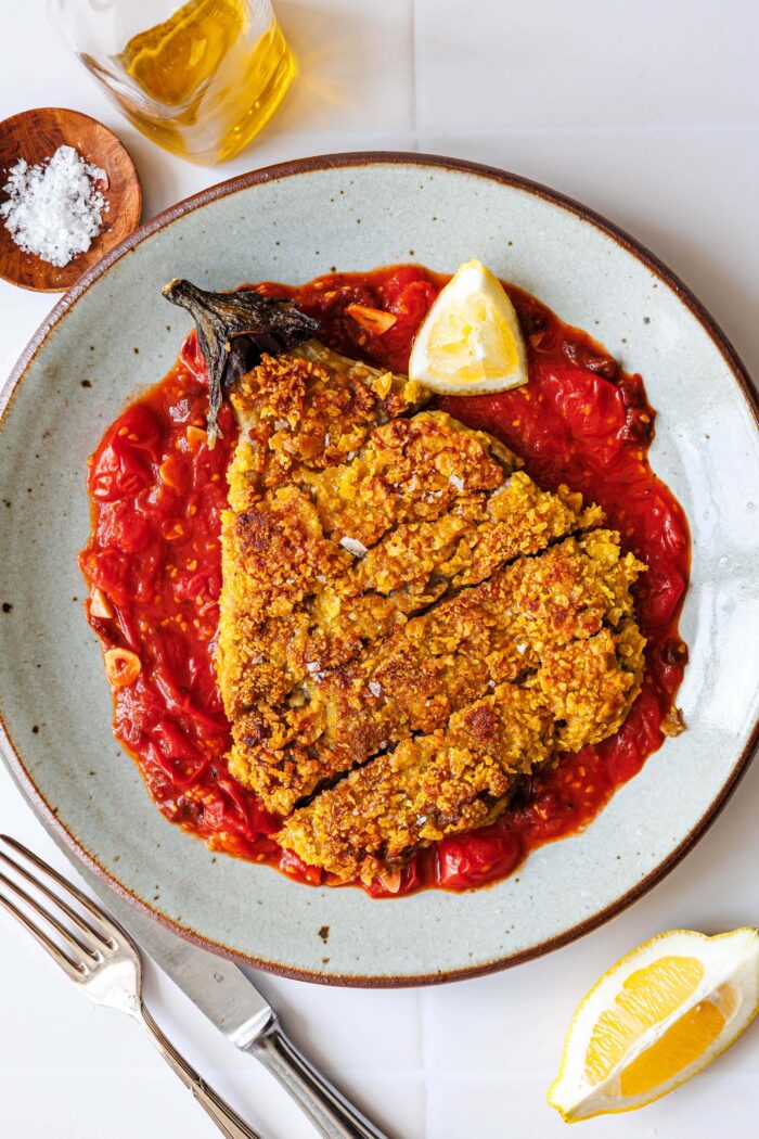 Auberginen-Schnitzel mit Cornflakes-Panade und Tomatensauce