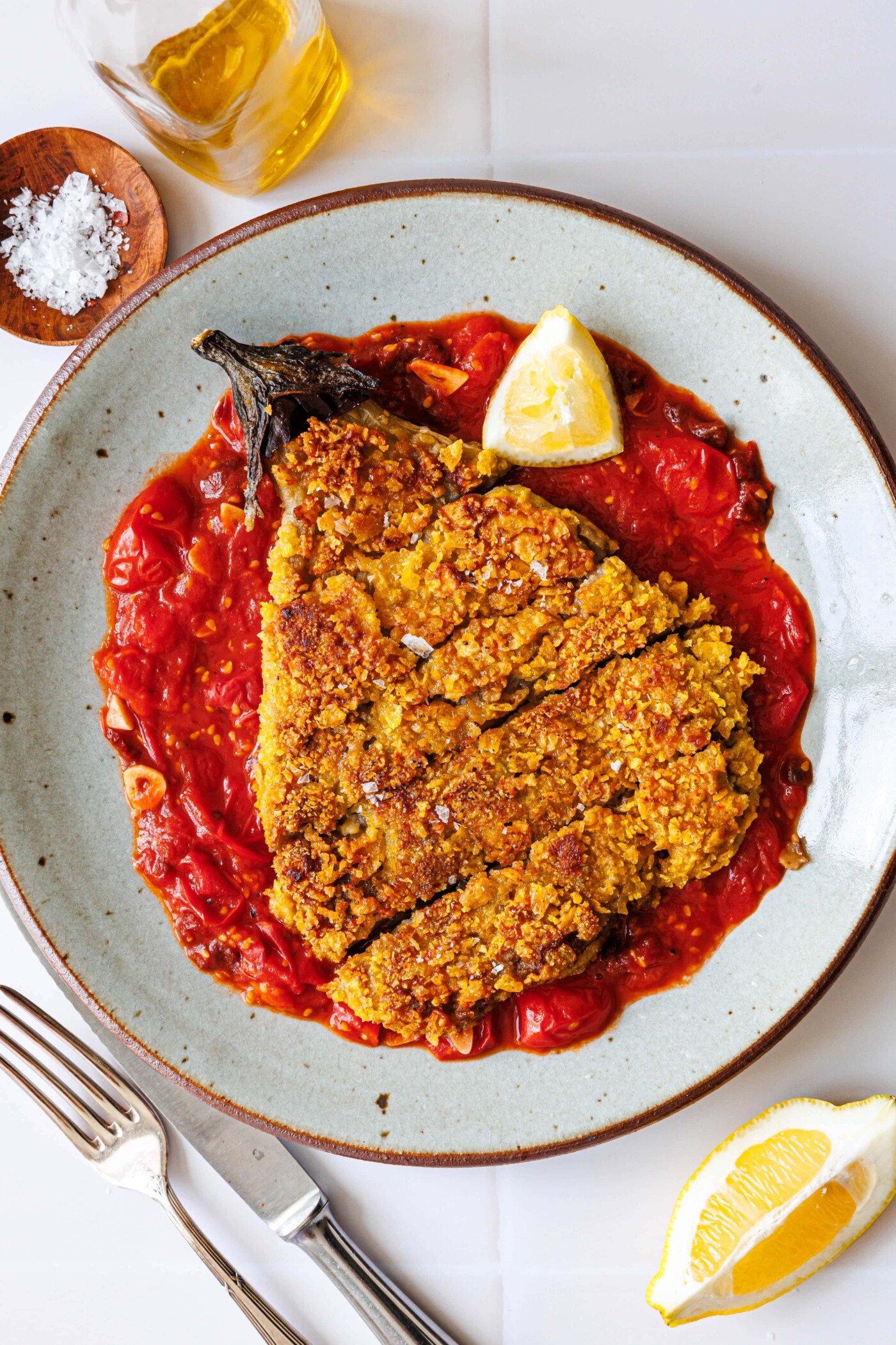 Auberginen-Schnitzel mit Cornflakes-Panade und Tomatensauce · Eat this!