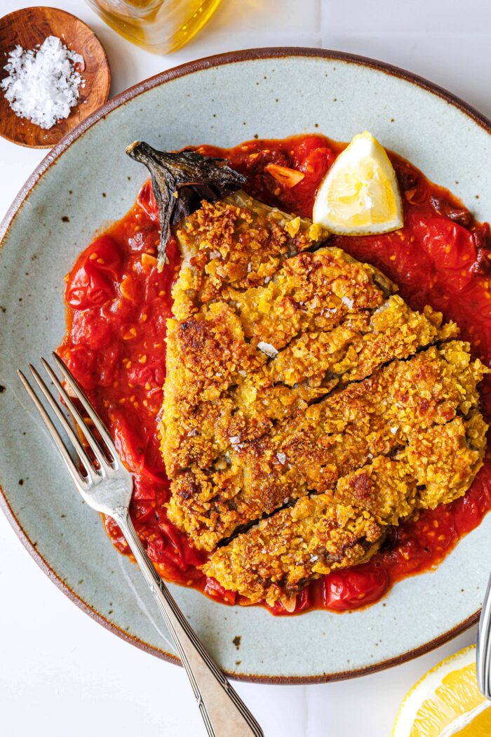 Auberginen-Schnitzel mit Cornflakes-Panade und Tomatensauce