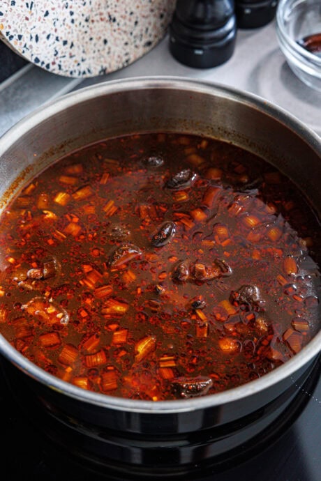 Vegane Biang Biang Nudelsauce mit geschmortem Tofu