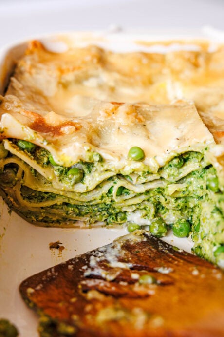 Vegane grüne Lasagne mit Erbsen und Tofu-Béchamel · Eat this!