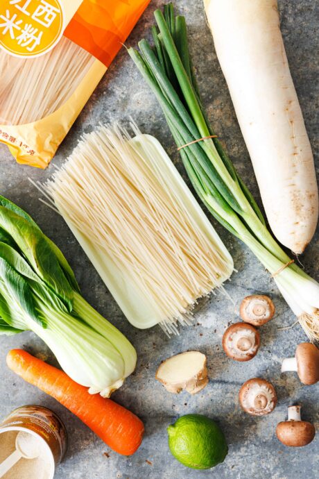 Zutaten für vegane Reisnudelsuppe