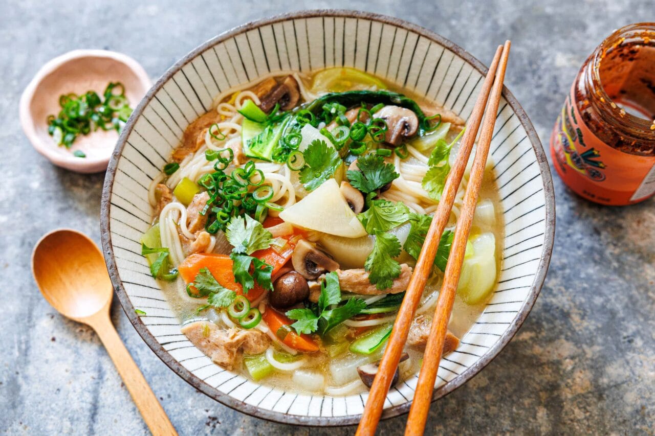 Schnelle vegane Reisnudelsuppe mit Rettich und Pilzen