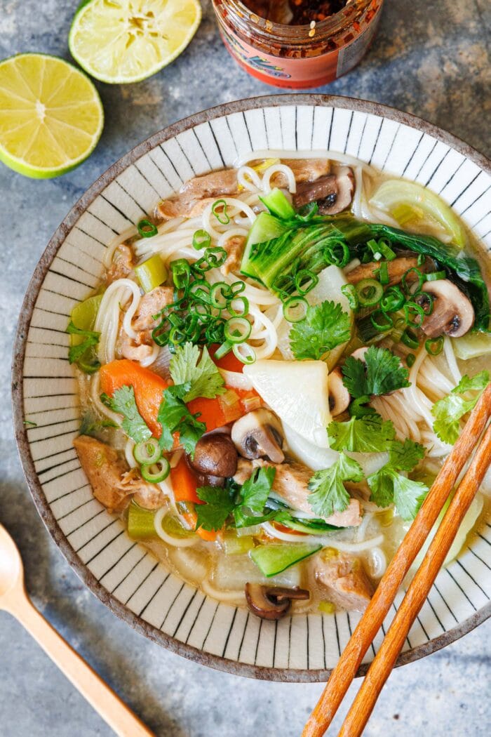 Schnelle vegane Reisnudelsuppe mit Rettich und Pilzen