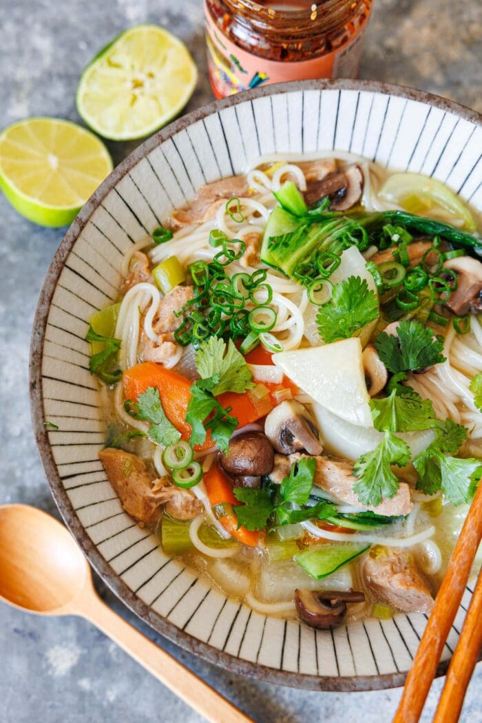 Schnelle vegane Reisnudelsuppe mit Rettich und Pilzen