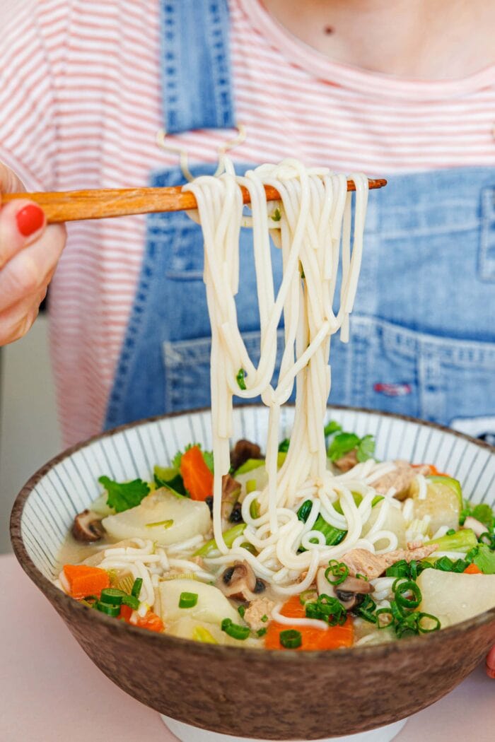 Vegane Reisnduelsuppe mit Stäbchen