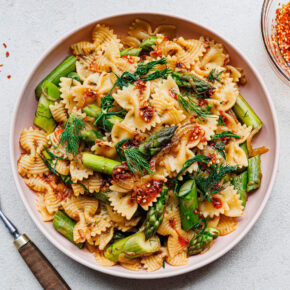 Pasta mit grünem Spargel, Dill & Chiliöl