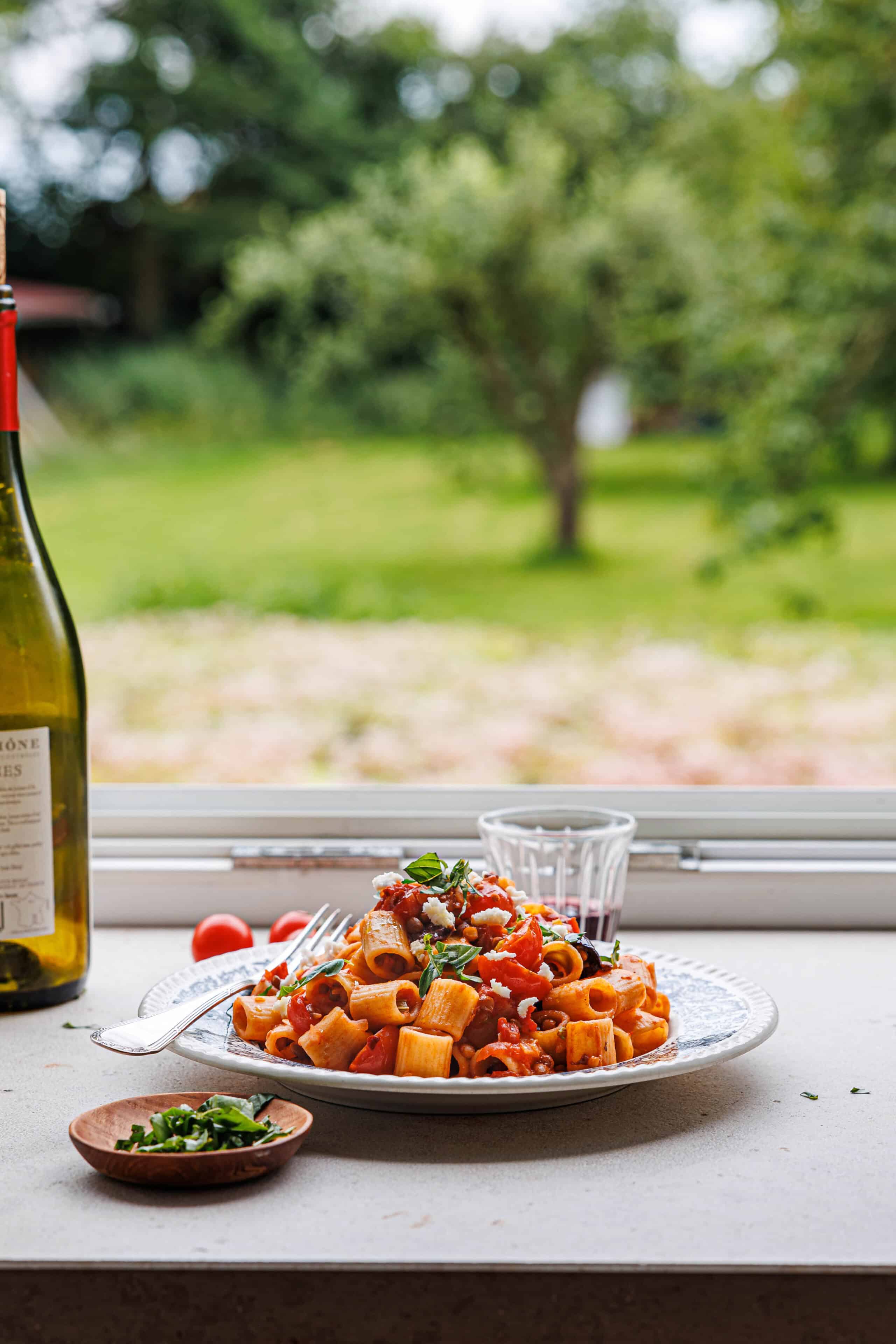 17-Minuten-Pasta mit Linsen-Oliven-Sugo · Eat this!