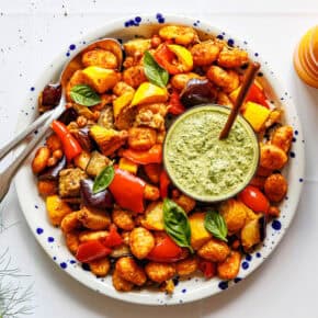 Knuspriger Gnocchi-Salat mit Kichererbsen und geröstetem Gemüse