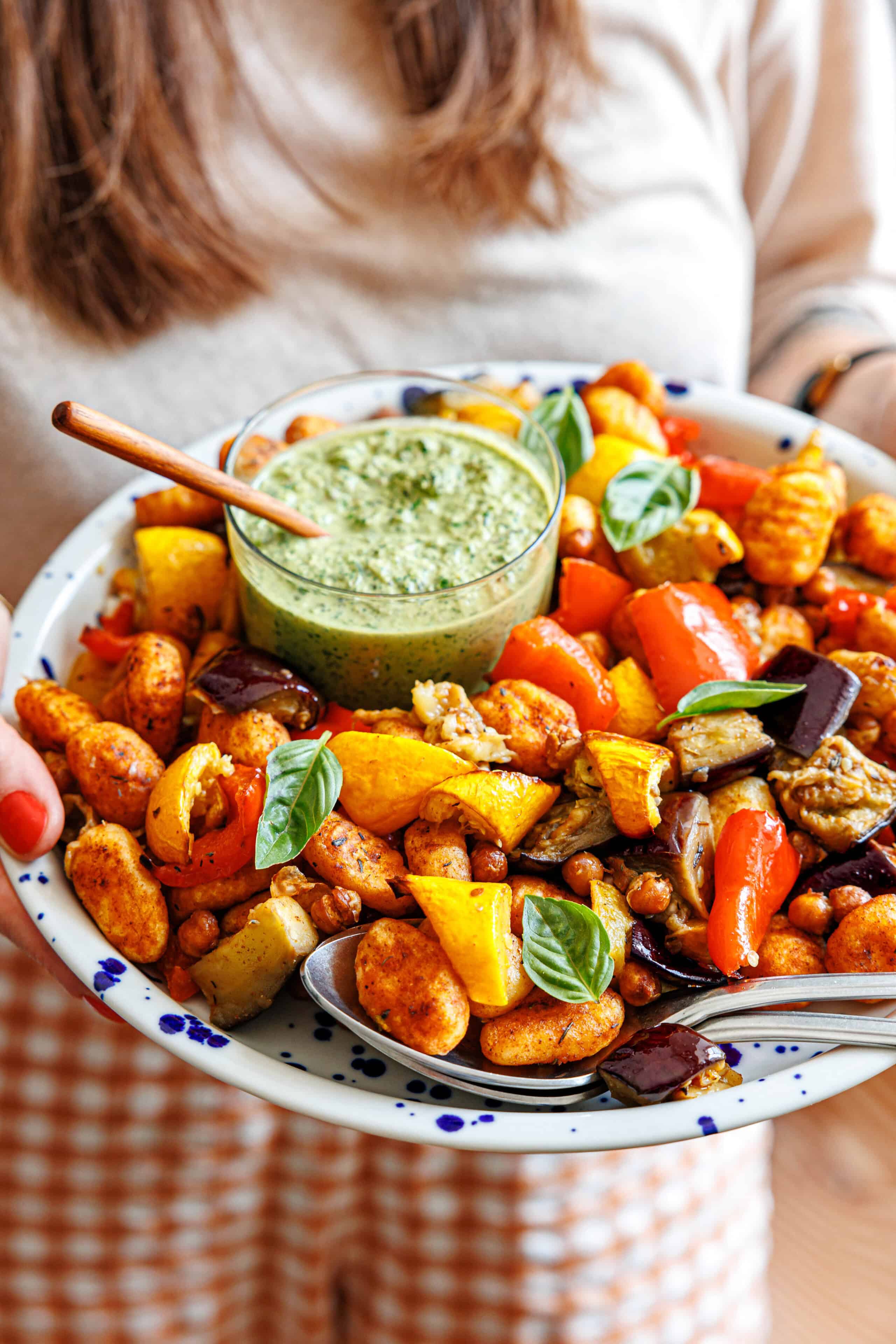 Knuspriger Gnocchi-Salat mit Kichererbsen und geröstetem Gemüse · Eat this!