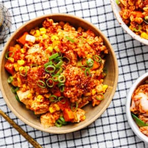 Koreanischer Gochujang-Reis mit Mais und Tofu aus dem Reiskocher
