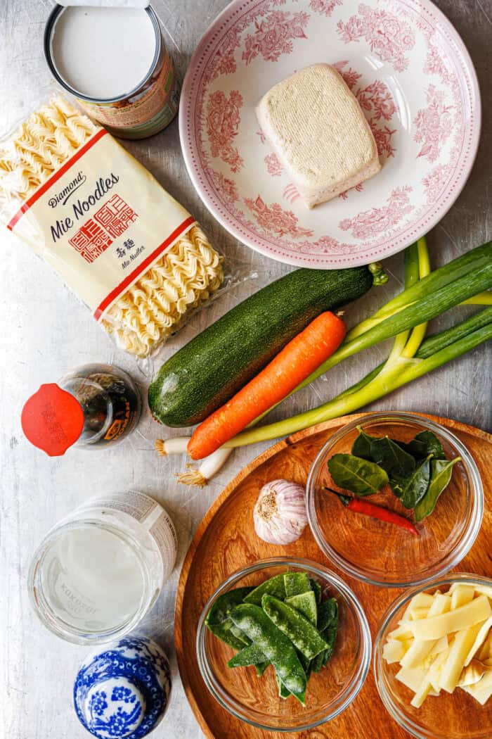Zutaten für schnelle vegane Mie-Nudeln mit Kokossauce