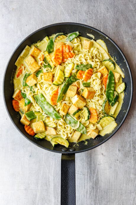 Schnelle vegane Mie-Nudeln mit Kokossauce