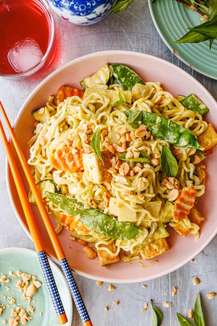 Cremige vegane Mie-Nudeln mit Thai-Kokossauce und Erdnüssen