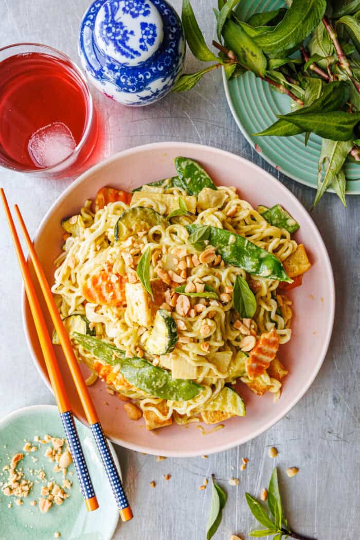 Mie-Nudeln mit Tofu in scharfer Thai-Kokossauce