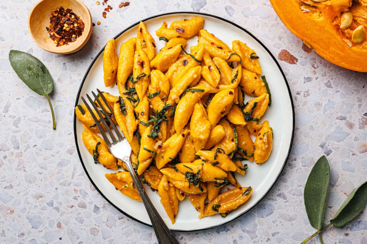 Kürbis-Scherennudeln mit Salbei, Knoblauch und Chili