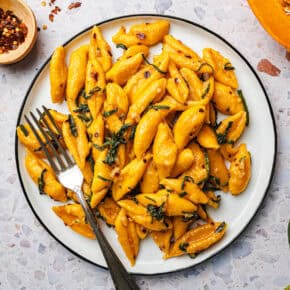 Kürbis-Scherennudeln mit Salbei, Knoblauch und Chili