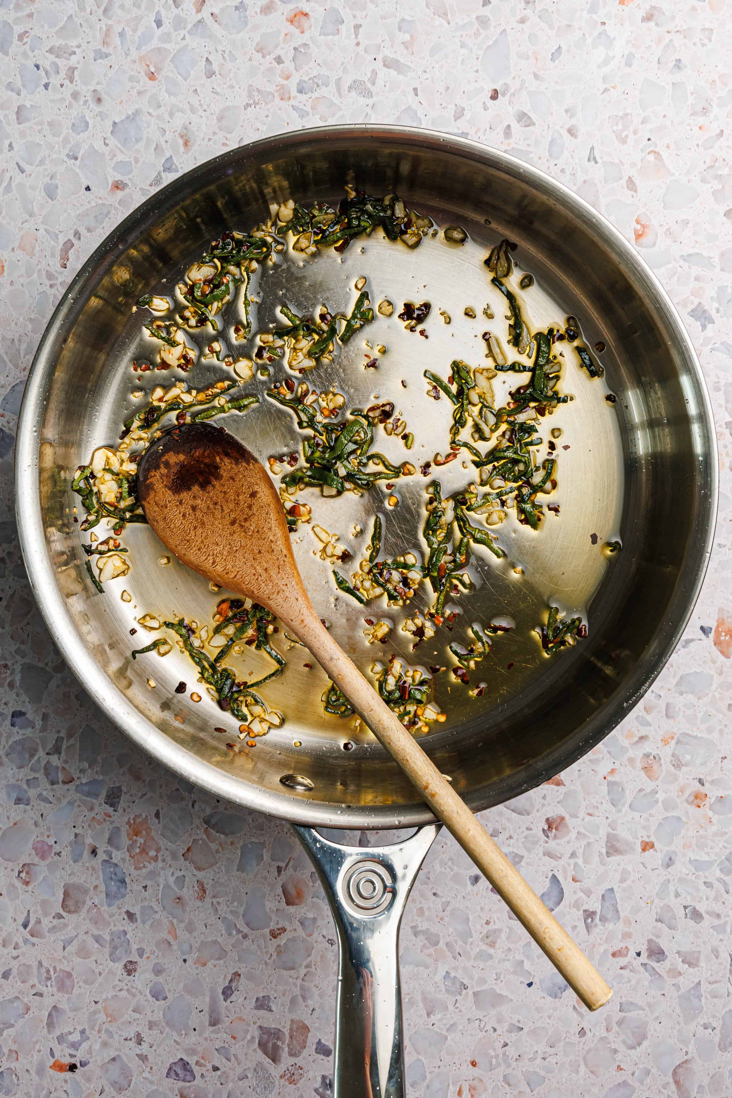 Kürbis-Scherennudeln mit Salbei, Knoblauch und Chili · Eat this! Kürbis-Scherennudeln mit Salbei, Knoblauch und Chili · Eat this!