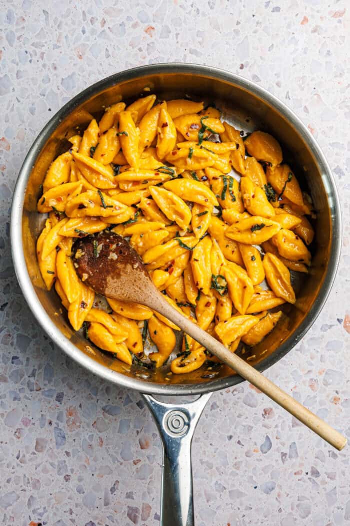 Kürbis-Scherennudeln mit Salbei, Knoblauch und Chili · Eat this! Kürbis-Scherennudeln mit Salbei, Knoblauch und Chili · Eat this!