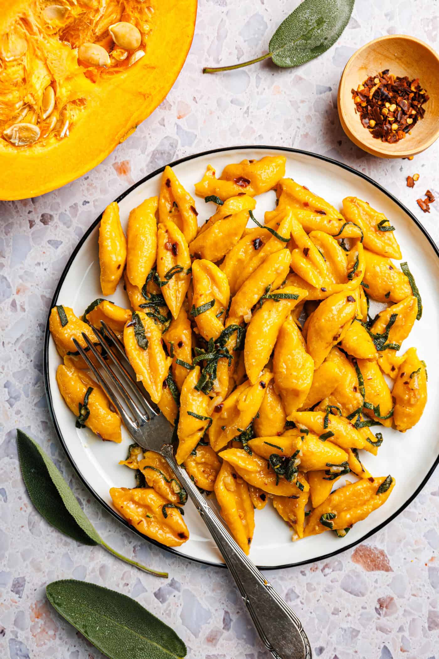 Kürbis-Scherennudeln mit Salbei, Knoblauch und Chili · Eat this! Kürbis-Scherennudeln mit Salbei, Knoblauch und Chili · Eat this!