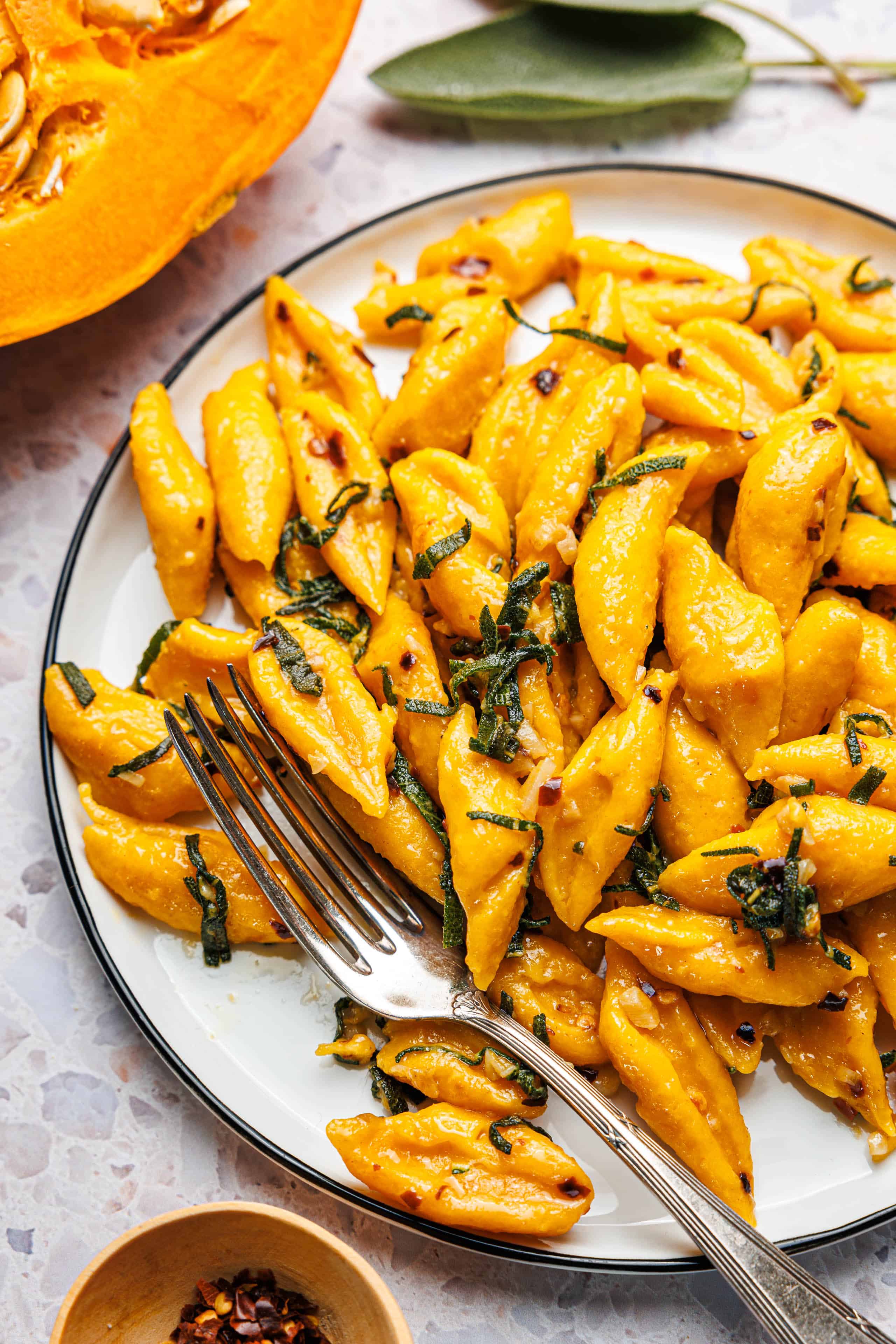 Kürbis-Scherennudeln mit Salbei, Knoblauch und Chili · Eat this! Kürbis-Scherennudeln mit Salbei, Knoblauch und Chili · Eat this!