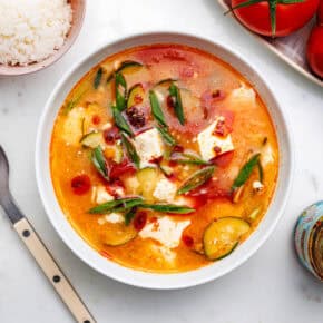 Miso-Tomatensuppe mit Seidentofu & Zucchini