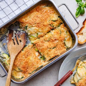 Schnelles veganes Zucchini-Gratin mit Knusperkruste