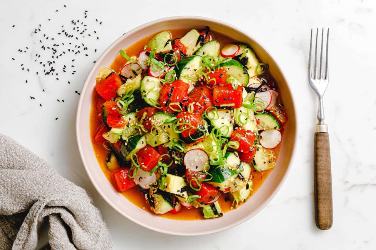 Veganer Wassermelonen-Thunfischsalat mit Avocado, Radieschen & Gurke