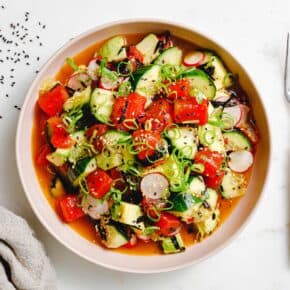 Veganer Wassermelonen-Thunfischsalat mit Avocado, Radieschen & Gurke
