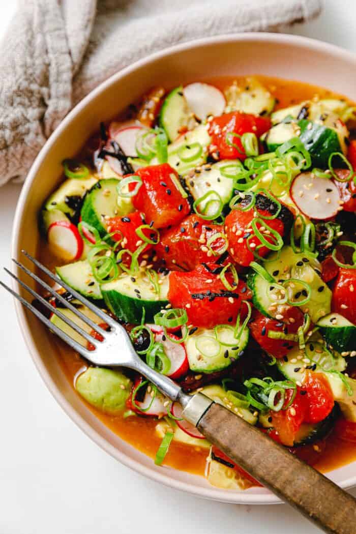 Veganer Wassermelonen-Thunfischsalat mit Avocado, Radieschen & Gurke