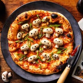 Vegane Halloween-Pizza mit Pilz-Totenköpfen