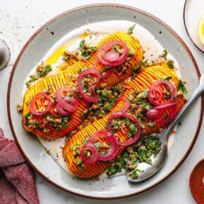 Hasselback-Butternut-Kürbis mit Walnuss-Gremolata