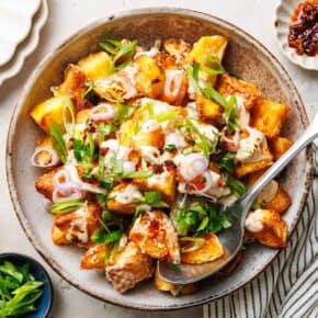 Knuspriger Kartoffelsalat mit cremigem Joghurt-Chiliöl-Dressing