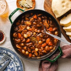 Veganes Biergulasch mit Pilzen