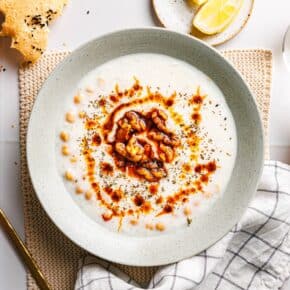 Vegane Kichererbsen-Joghurtsuppe mit Paprika-Walnüssen