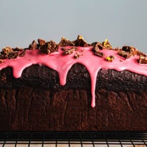 Veganer Schokoladenkuchen mit Himbeerglasur