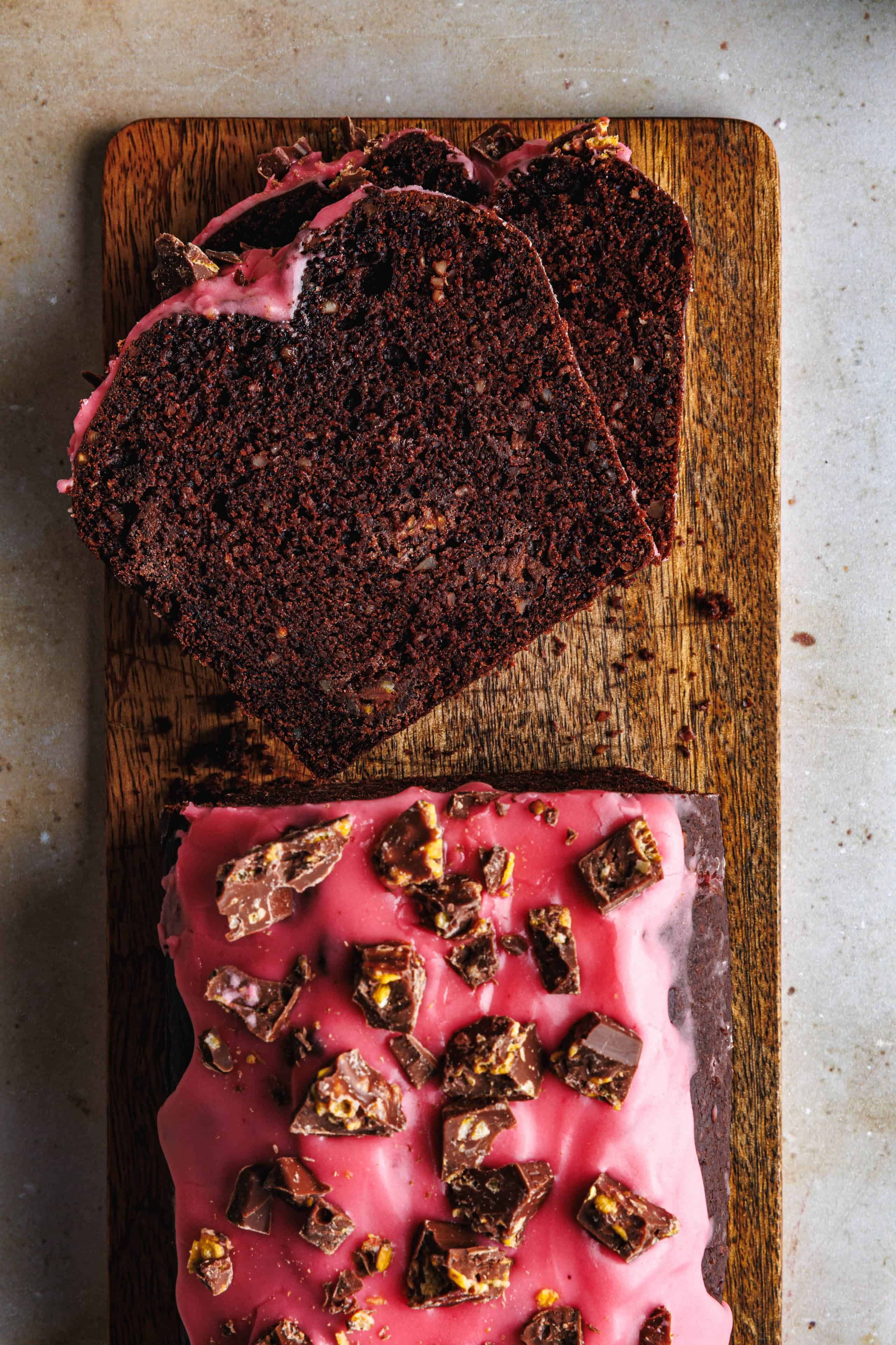 Veganer Schokoladenkuchen mit Himbeerglasur · Eat this!