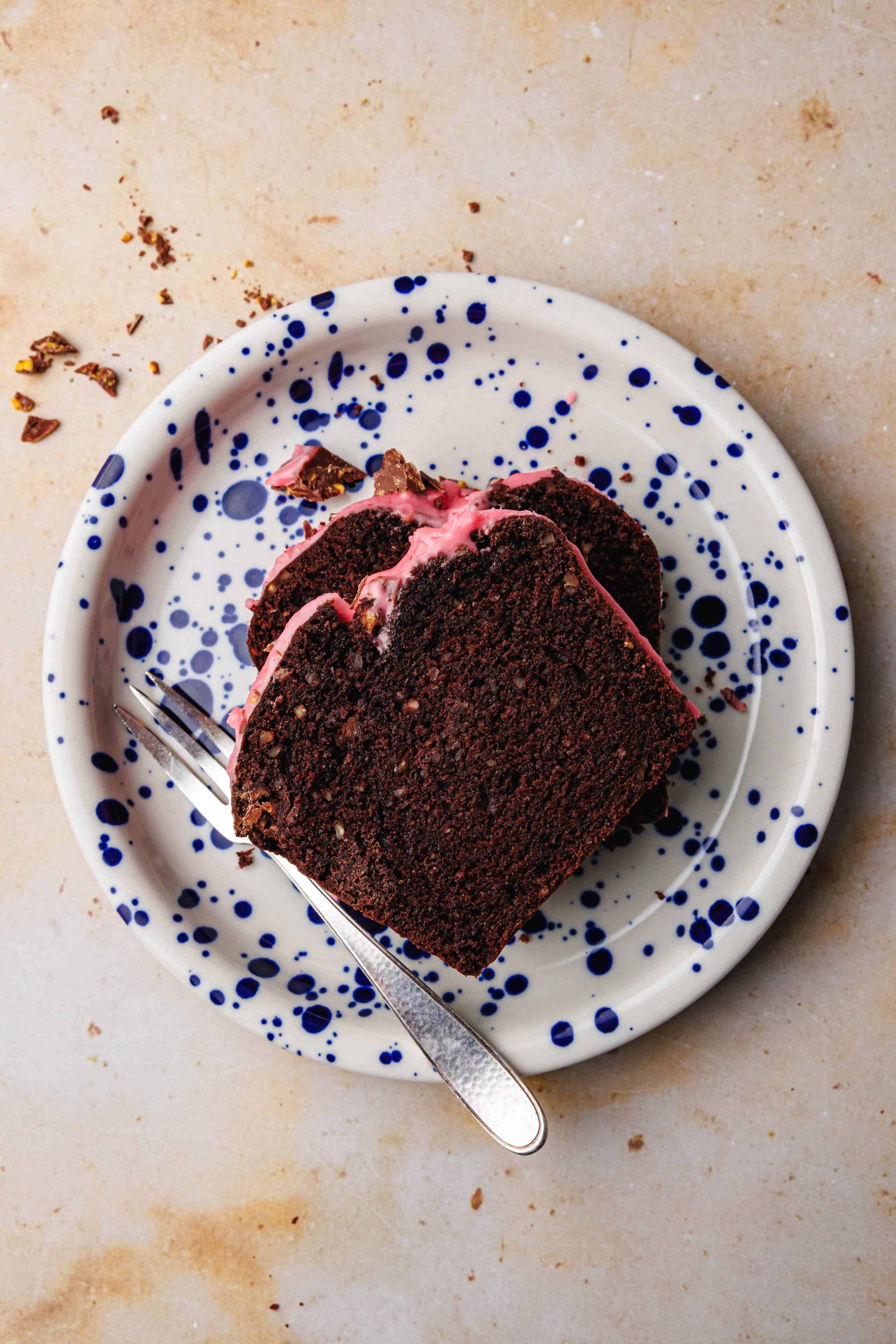 Veganer Schokoladenkuchen mit Himbeerglasur · Eat this!