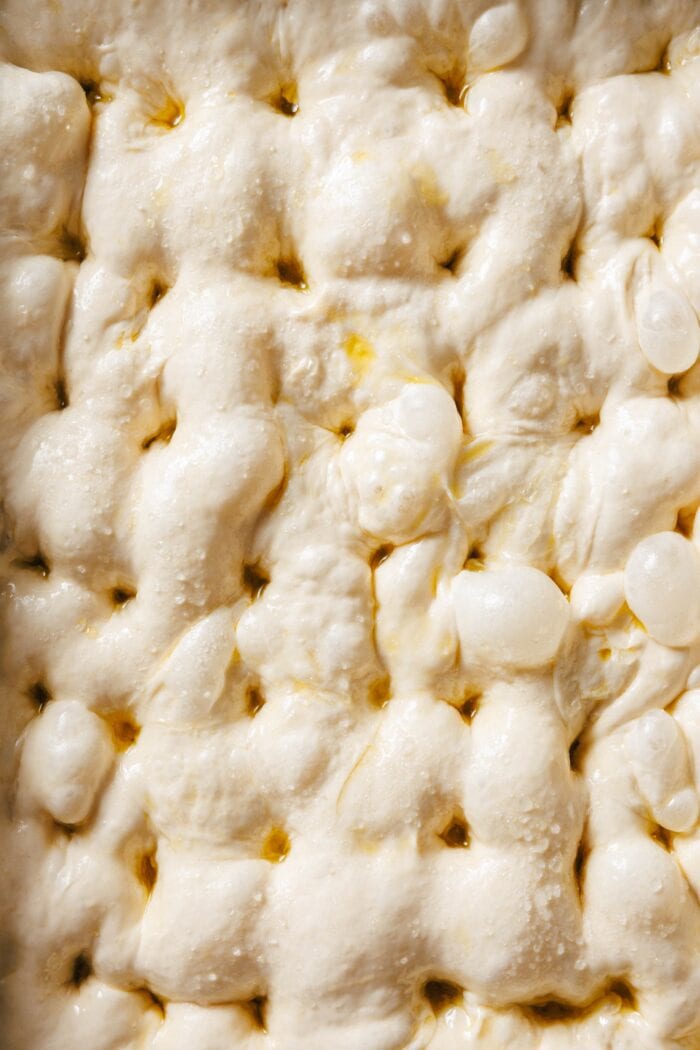 Aufgegangener Teig für fluffige Focaccia