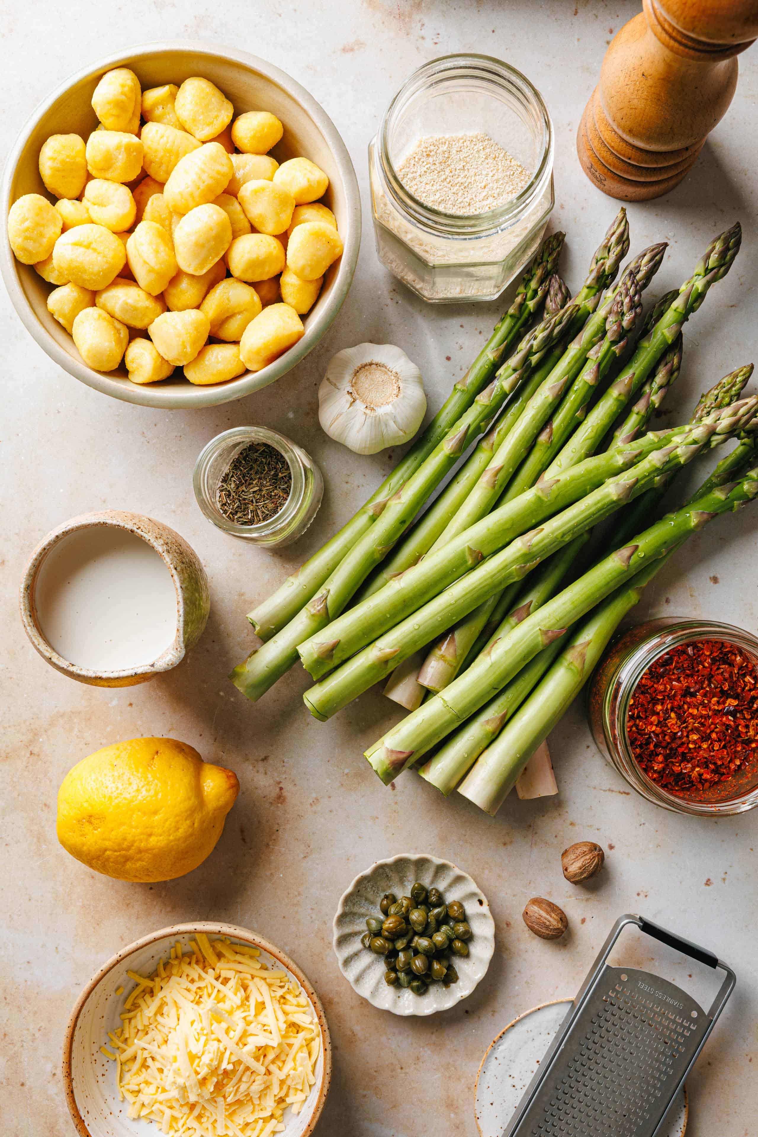 Gnocchi-Gratin mit grünem Spargel & scharfem Kapern-Topping · Eat this! Gnocchi-Gratin mit grünem Spargel & scharfem Kapern-Topping · Eat this!