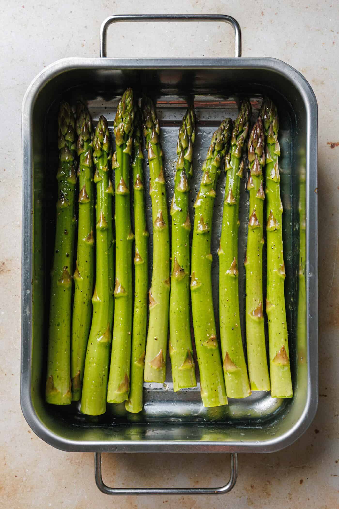 Gnocchi-Gratin mit grünem Spargel &amp; scharfem Kapern-Topping · Eat this!
