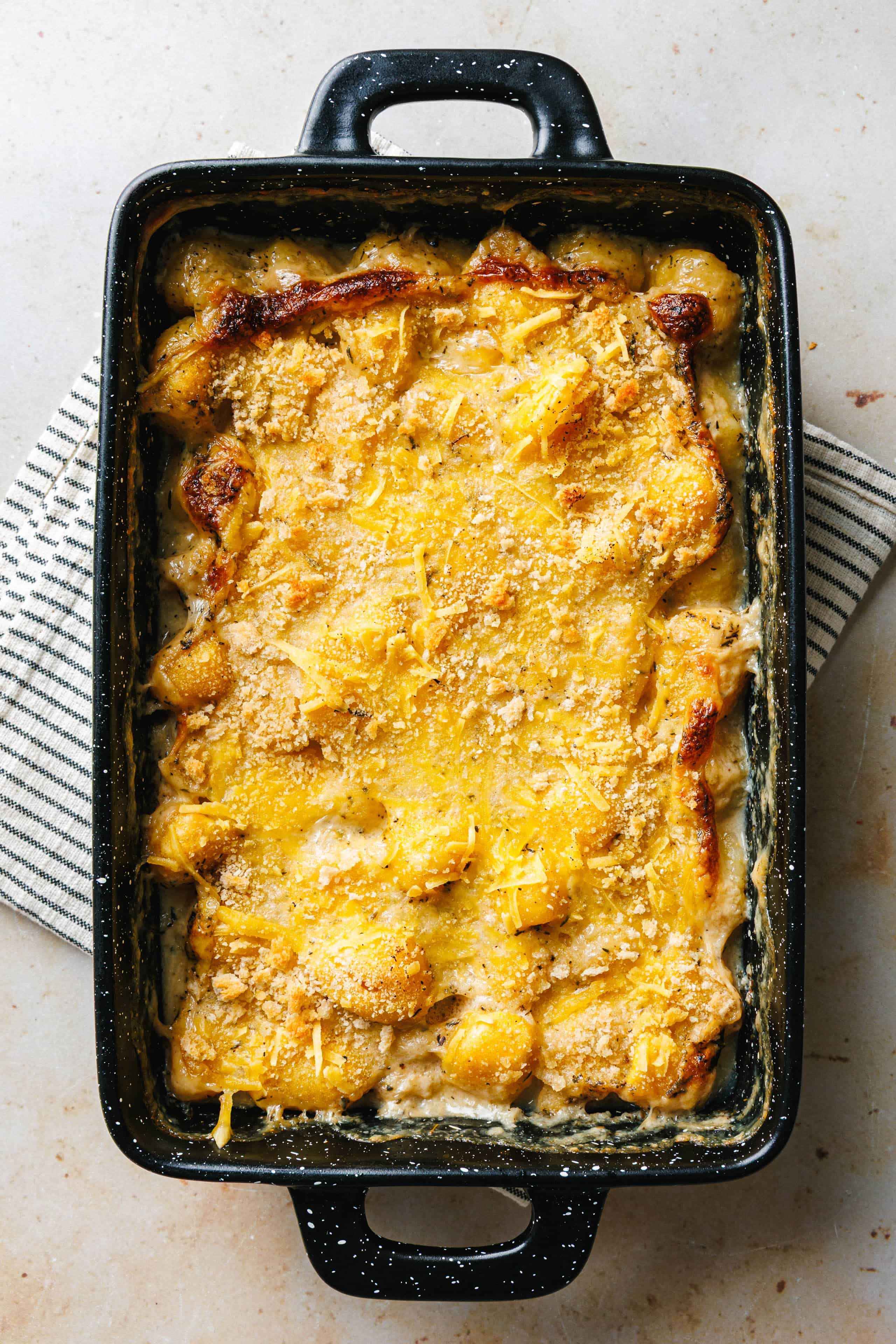 Gnocchi-Gratin mit grünem Spargel &amp; scharfem Kapern-Topping · Eat this!